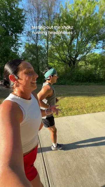 if @Al says it’s good… you know you have to try it 😏 first run in my new @Shokz Sports openrun headphones & I can’t wait to bring them with me to Boston this weekend!! #shokzopenrun #marathontraining #openrun #runningearbuds #BigDreamsStartSmall 