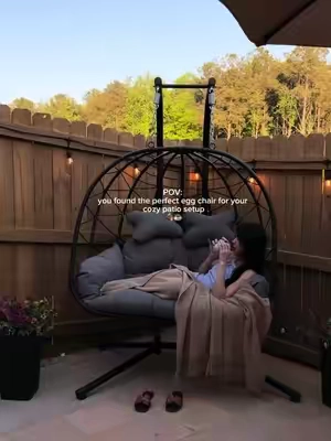 Mi lugar favorito para tomar mi café 😮‍💨🪵🤎 @RIWENGO  #eggchair #cozypatio #furniture #furnituretok #backyard 