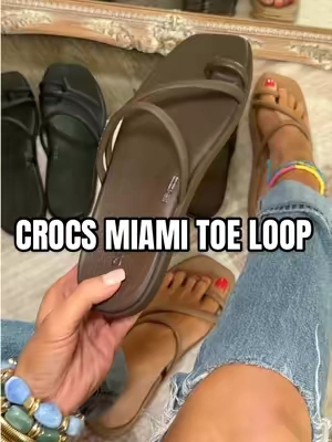 Obsessing over the neutral colors of these sandals! @Crocs #classysandals #crocssandals #summersandals #everydaystyle #comfortshoes 