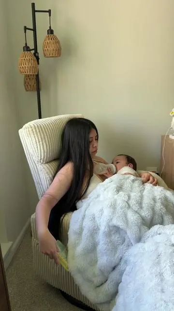 Comodidad antes todo para mamá y el bebé 🥹🤱🏻✨ #rockingchair #mecedora #mom #maternidad #posparto 