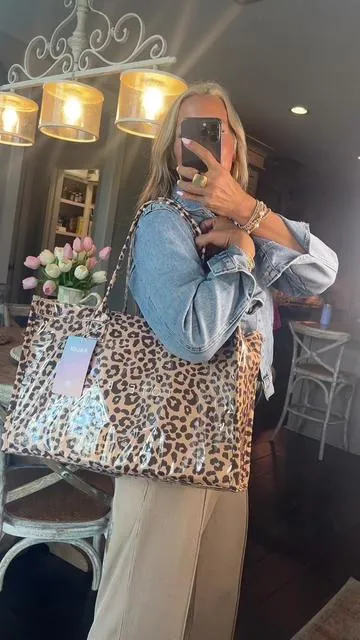 The one and only Tote Bag @KALIDI-DESIGNED BAGS OBSSESSED!! #totebag #leopardbag #beachbag #kalidibags #waterproofbag