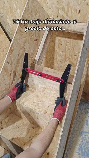 Deja de desperdiciar madera por cortes mal medidos.Hazlo bien a la primera, sin prueba y error.stair tread template tool, woodworking measuring tool, angle template gauge, stair measuring jig, adjustable layout tool, carpentry tools, shelf angle template, DIY wood cutting tool, home improvement tools#woodworking #diyprojects #carpentry #tooltok #hometools 