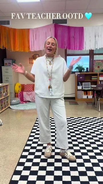 happy saturday & happy ootd 🤭✏️🩷🤩 #teach #teacher #classroom #outfit #ootd 
