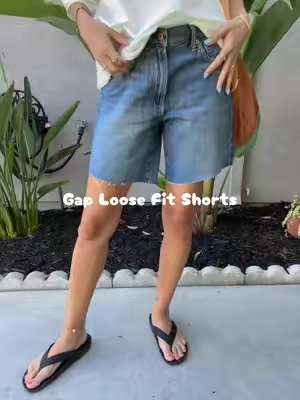 I suggest getting your normal pant size, these are the medium wash. @Gap #gap #bermudashorts #longshorts #denimshorts #momshorts 