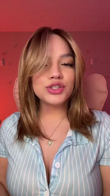 Hoy me llamó Rachel como la peluca 😍      #budgetbeauty #wigtok #amazondeals #hairgoals #fyp peluca natural, glueless wig, peluca rubia con fleco, lace wig fácil, peluca TikTok, wig realista, peluca lista para usar