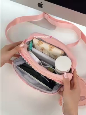 What a cute crossbody bag… buy one bag get a free earbuds bag💕🥳#whatsinmybag ##carrywithbagsmart #summervibes #everydayessentials #crossbodybag 
