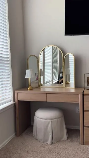 the perfect size & color !!! 🪞✨🤍 #vanity #vanitydesk #vanitymirror #vanityorganization #vanitysetup Vanity Vanity table Vanity desk Vanity mirror Vanity setup Vanity organization