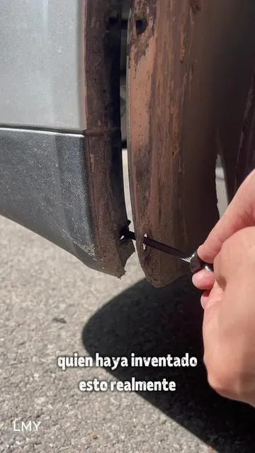 ¿Por qué TODOS los coches usan clips?El secreto de los ingenieros para evitar que se aflojen.