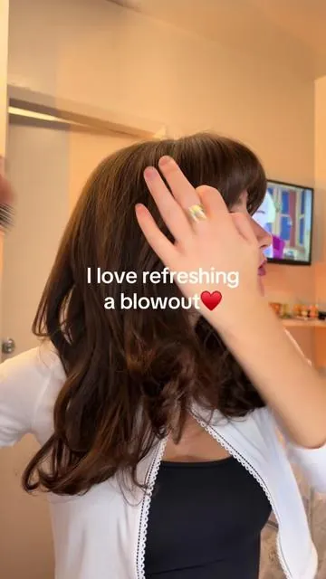 Taking 5-10 mins in the morning to refresh my blowout helps it last longer and look good every day♥️ #hairtips #hairtutorial #blowoututorial #90sblowout #bouncyhair 