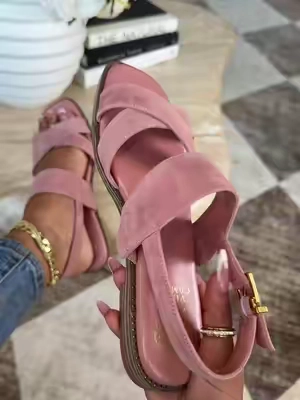 Vince Camuto sandals with stylish comfort and supportive cushioning for everyday summer wear. #VinceCamuto #VinceCamutoSandals #ArchSupportSandals #ComfortShoes #SummerSandals 