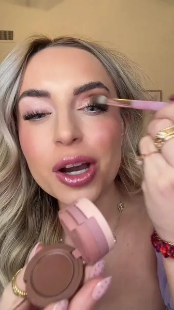 Probably the easiest eyeshadow you'll ever do!! #eyeshadowhacks #eyeshadowtrends #eyeshadowtutorial #makeupforbeginners #makeuphacks @Kaja Beauty 