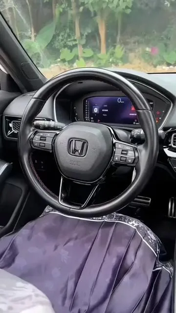 No sabía cuánto afectaba el volante a la comodidad al manejar hasta que lo cambié. Este cubre volante hizo que todo se sienta más estable, cómodo y mejor en general.#carupgrade #volante #accesorioscoche #comodidad #FYP 