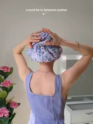 A satin-lined shower cap that actually fits all the hair and protects it from moisture and frizz 🧖🏻‍♀️ #showercap #luxuryshowercap #longhair #haircare #kitschsuperbrandday @Kitsch  
