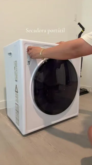Ahorra mucho dinero con esta secadora , es muy práctica y seca bastante bien. No es tan ruidosa la podrías tener en la sala sin problema alguno , y me encanta que no ocupa mucho espacio #laundry #dryer #portableclothesdryer #secadoraderopa #tiktokshopcreatorpicks #laundrydryer #washerandryer #portableclothesdryers 