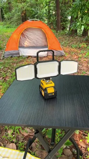 ¡Esta luz inalámbrica por fin volvió a estar disponible! Es brillante y tiene una cobertura amplia, perfecta para sitios de trabajo, campamentos y apagones.💡🏕️✨#ledworklight #worklight #light #dewalt #Tiktokshopstockup 