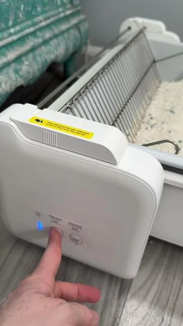 This open top automatic litter pan is a great option if your cat is young, old or you just don't want one of those humongous ones!  #selfcleaninglitterbox #automaticlitterbox #litterbox #opentoplitterbox #catlitterbox 