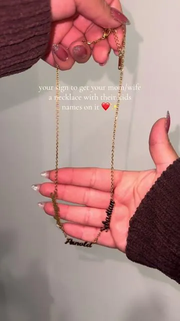 the perfect gift 💝🥹 you can add up to 6 names✨ #mothersdaygifts #necklace #giftideasforher #customnecklace #giftideasformom 