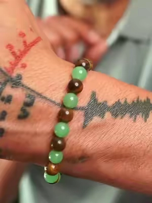 Pulsera Arpurraina Money Attraction con piedras naturales de Aventurina Verde y Ojo de Tigre. Joyería de cristales diseñada para la abundancia, la prosperidad y la atracción del dinero. Banda elástica ajustable, diseño unisex, ligera de 20g. Amuleto espiritual para uso diario, ideal para quienes buscan crecimiento financiero y alineación personal. #pulseradedinero #joyeriadecristales #abundancia #aventurinaverde #ojodetigre 