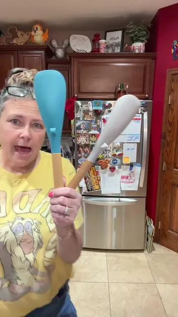 The spoon scraper spatula is one of the best kitchen tool inventions. Great for mixing, scraping, serving and all without scratching up any of your cookware. These can also go in the dishwasher which is a win. #TikTokShopCreatorPicks #MomsChoice #TikTokShopMemorialDay #TikTokShopStockUp #tiktokshopmothersday 