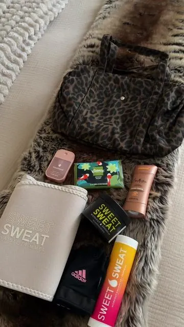 Let’s pack my new leopard print gym bag 🤎🐆 • • • #leopardprint #fashiontok #gymbag #gymbagessentials #leopard 