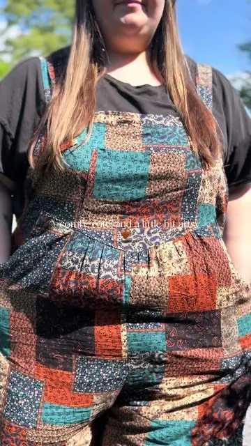 These overalls are so freaking cute!  #plussize #plussizefashion #overalls #overallsoutfits 
