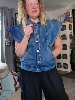 This vest is giving 80s vibes in the best way possible 🙌  #vest #denimvest #denim #retroclothing #retro 