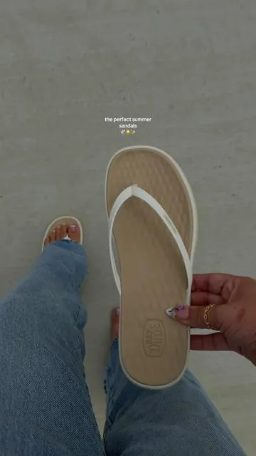 super comfortable and they have arch support ✨ #sandals #flipflops #summersandals #heydudes #fashiontiktok @HeyDude 