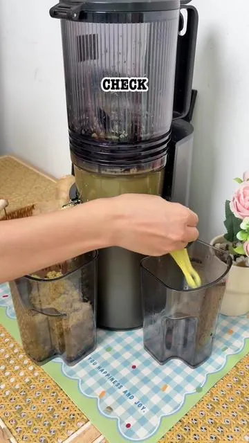 I’ve never seen a juicer handle ginger like this…No clogging, no slowing down.And the pulp? Completely dry. #coldpressjuicer #gingershot #juicing #detoxjuice #healthylifestyle