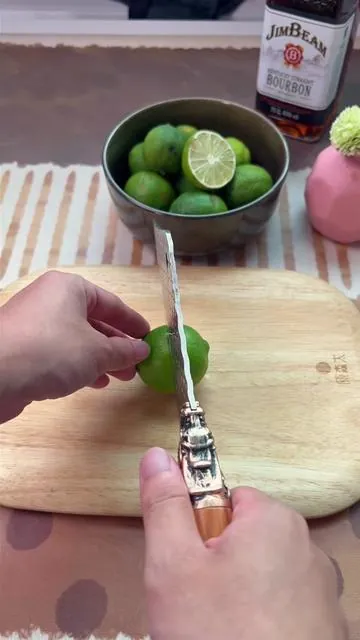 This lemon squeeezer is a game- changer Why did I hand- squeeze for so long？#ganmchanger#lemonsqueezer#kitchhacks#tiktokshop #SummerVibes 