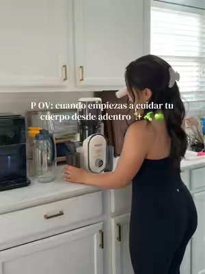 Cambiar pequeños hábitos también cambia tu energía 🤍 Este jugo natural se volvió parte de mis mañanas y honestamente me hace sentir mejor ✨ Lo encuentras en mi TikTok Shop 🛒🤍 #JugoNatural #ColdPressedJuice #HealthyHabits #TikTokShopFinds 