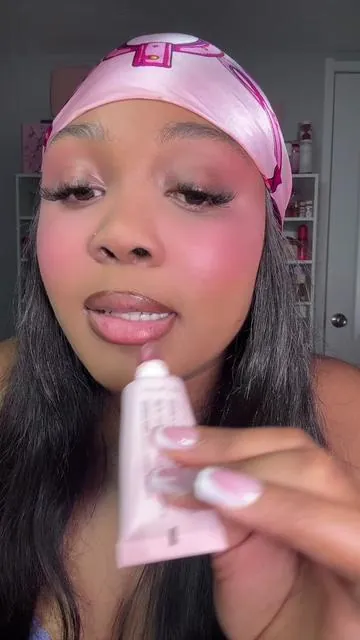 The definition of a high shine gloss!😍🤏🏽🫦#trulylipgloss #trulybeauty #tiktokshopstockup #tiktokshopcreatorpicks #tiktokshopmothersday 