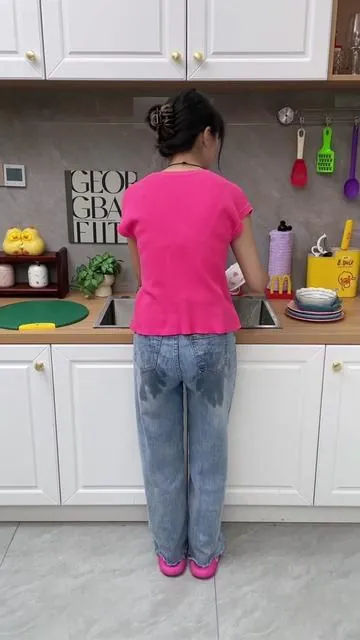 Liquid Dispensing Cleaning Brush #KitchenEssential #CleaningHack #summervibes 