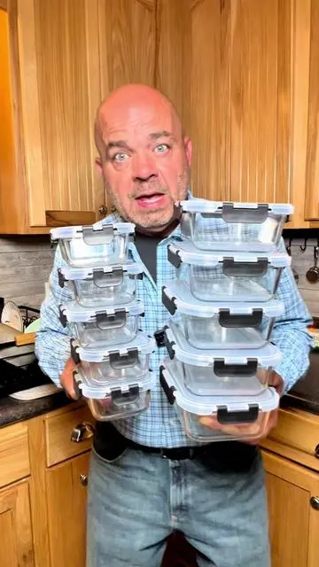 Trade out those plastic meal prep containers for some high quality glass containers for a great price. #SecurePayEveryDay #mealprepping #mealprep #mothersdaygiftideas #glassfoodstorage 