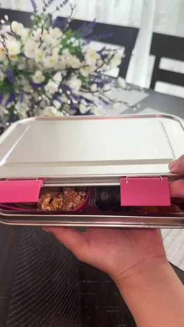 با لانچ‌باکس استیل PAWTONG، غذای فرزندت همیشه تازه، مرتب و بدون نشتی می‌مونه 🍱💛 ۳ بخش جداگانه برای تنوع بیشتر، طراحی کودک‌پسند و کاملاً ایمن بدون BPA — بهترین انتخاب برای مکتب، پیکنیک و سفر! هم تمیز کردنش آسانه (قابل شستشو در ماشین ظرفشویی) 🧼 هم خیال‌ات راحت که غذای بچه‌ات سالم می‌مونه 👌 🎒 یک انتخاب هوشمند برای مامان‌های با دقت! #لانچ_باکس #ظرف_غذا #بچگانه #مکتب #پیکنیک          