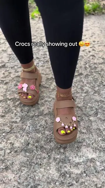 Wide foot friendly and platform?? Yes please 😍😍 #crocsspotlightday #crocs #crocssandals #crocsnewarrivals #crocssohosandals @Crocs 