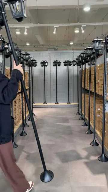 No queda mucho en stock, ¡y está a la venta por tiempo limitado! Lámpara decorativa solar de tres cabezales, brillante toda la noche, luz de inducción automática, con interruptor, material metálico, pantalla de vidrio, con accesorios de instalación, buena relación calidad-precio#lamparasolar #SummerVibes #tiktokshopmothersday #gardenlights #lucessolares 