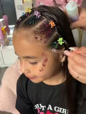 Este glitter es perfecto si bad a tener una fiesta o para adornar tus peinados #glitter #glitterparaelpelo #glitterparaelcuerpo #tiktokshopstockup  #tiktokshopmothersday c