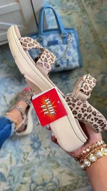 Ohh these are cute 😍😍 #skechers #skechershandsfree #sandals #skecharsandals #tiktokshopcreatorpicks 