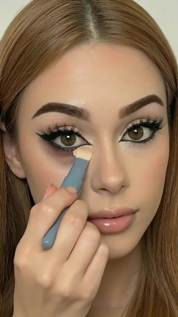 Nuestro corrector súper potente ofrece una cobertura completa de ojeras y bolsas con un solo toque.#darkcirclesundereyes #Concealer #Eyebags #beauty #fyp #makeup