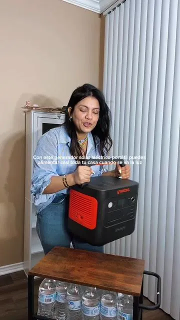 Generador solar eléctrico portátil  Con este generador de @Jackery Direct puedes alimentar casi toda tu casa cuando se vaya la luz Desde teléfono hasta refrigeradores puedes conectar, y lo mejor es que incluye 5 años de garantía  Tiene descuento ahora mismo + envío gratis y rápido  #jackery #jackerysolargenerator #offgrid #solargenerator #summervibes 