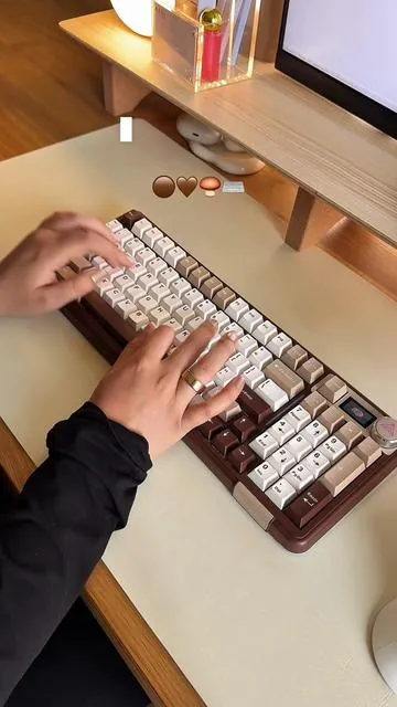 This coffee mocha colorway might be my favorite keyboard ever 🤎✨ A full-size keyboard that’s not only beautiful but SO thocky  the typing experience is honestly amazing and makes my whole desk setup feel extra cozy.⌨️ 🍄‍🟫🤎🟤#thockykeyboard #mechanicalkeyboard #asmrkeyboard #creamykeyboards #desksetup 