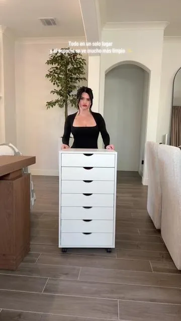 Por fin encontré un organizador donde todo se ve limpio, organizado y fácil de encontrar 🤍 Perfecto para oficina, maquillaje, craft room o cualquier espacio que siempre termina lleno de cosas. Las ruedas hacen súper fácil moverlo y los drawers tienen muchísimo espacio. #Organization #HomeOrganization #TikTokShopFinds #SummerVibes #BigDreamsStartSmall storage cabinet organizer, rolling drawer organizer, home office storage, makeup organization, craft storage cabinet, mobile file cabinet, drawer organizer with wheels, aesthetic home organization