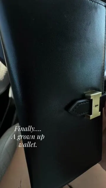 Finally a wallet worthy of my bags… @PORTLAND LEATHER GOODS #walletforwomen #portlandleather #plgpartner #luxurybags #bifoldwallet 