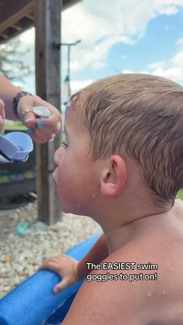 putting goggles on a toddler usually requires negotiations and patience… these didn’t 😂 #goggles #goggleskid #swimgoggles #waterfun #swimminggoggles 