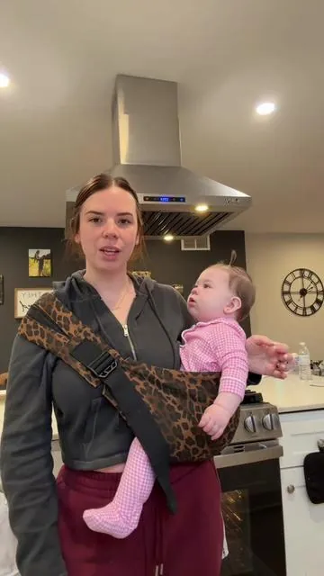 We like it 🤷🏻‍♀️🤷🏻‍♀️🤷🏻‍♀️ super cute, doesn’t hurt my shoulder, baby approved 🩷🐆 #momsoftiktok #babycarrier #slingcarrier #babyproducts #musthavebabyproducts 