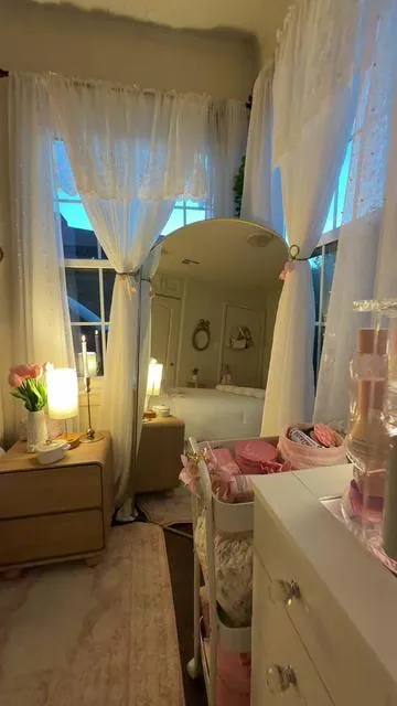 Room essentials 🕯️🪞#room #roomdecor #roommakeover #furniture #tiktokshop 