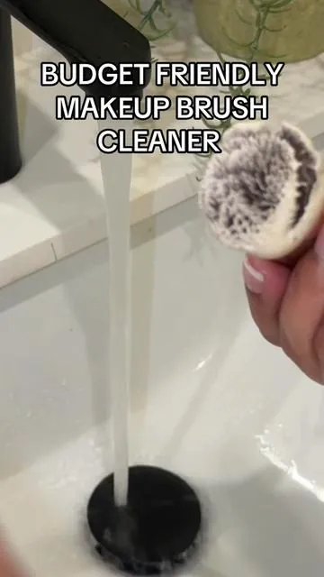 Love this makeup brush cleaner for us 🧼 ✨ #makeupbrushcleaning #makeupbrushcleaner #makeupbrushes 