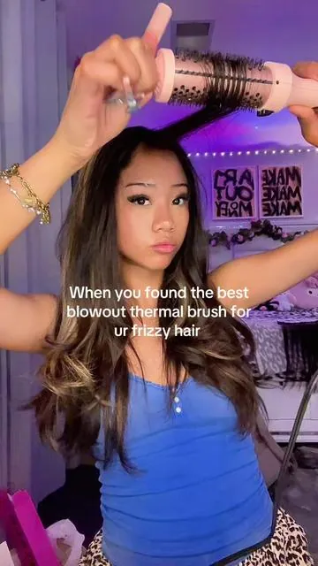Oh she’s my fav @wavytalkofficial #wavytalk #hair #thermalbrush #blowout #hairtutorial 