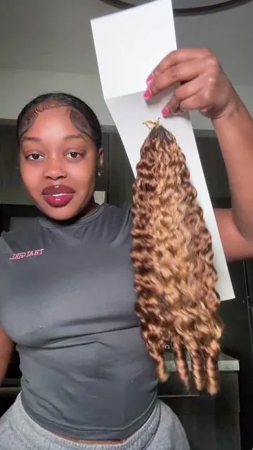 @OQHAIR @oqhairshop 20 inch Burmese Curly Feather crochet highlight hair! #oqhair #crochethair #miracleknots #burmesecurly #tiktokshop 