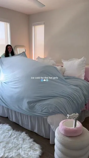 finally got another 🤌💅 bc hubby kept hogging my @Bedsure cooling blanket ❄️❄️❄️ #coolingblanket #coolingblankets #coolingbedding #bedding #hometok 